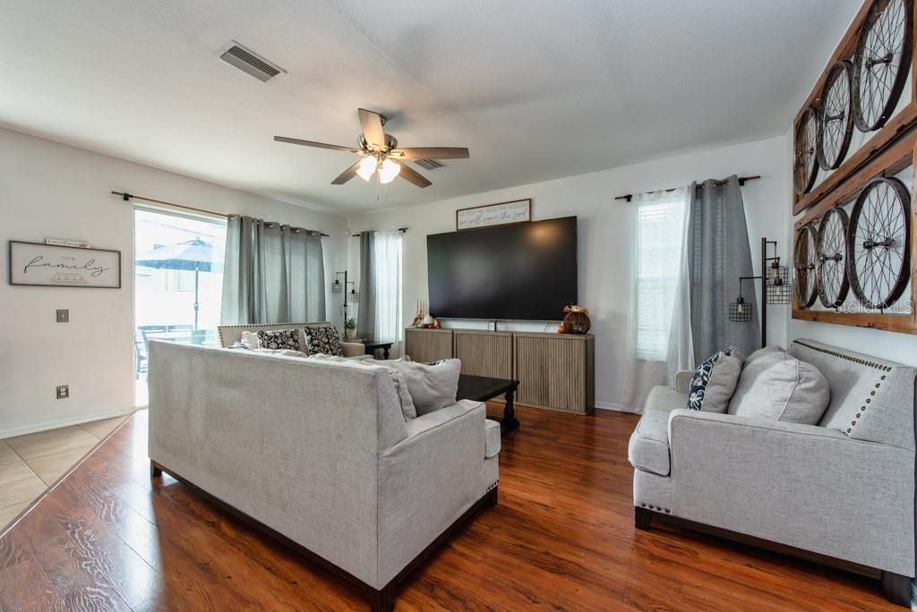 待售: $490,000 (3 贝兹, 2 浴室, 2463 平方英尺)