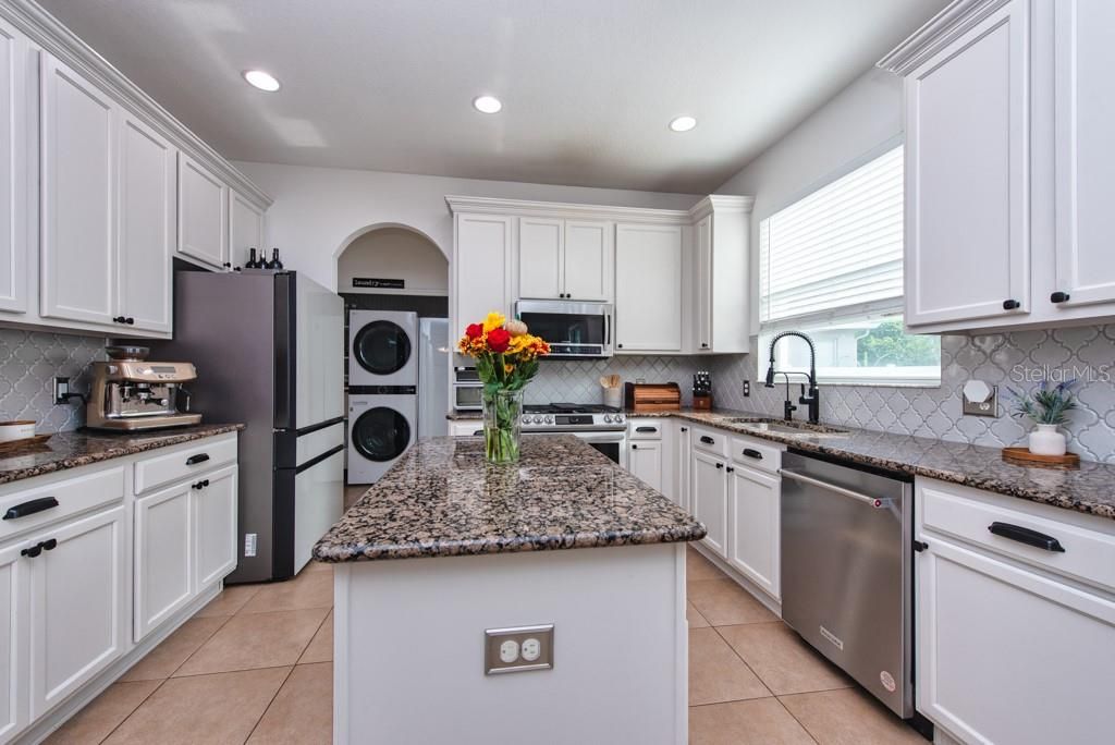 待售: $490,000 (3 贝兹, 2 浴室, 2463 平方英尺)