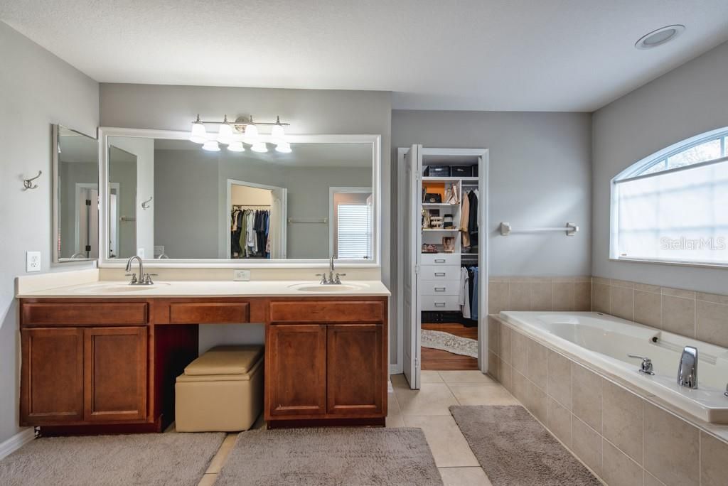 待售: $490,000 (3 贝兹, 2 浴室, 2463 平方英尺)