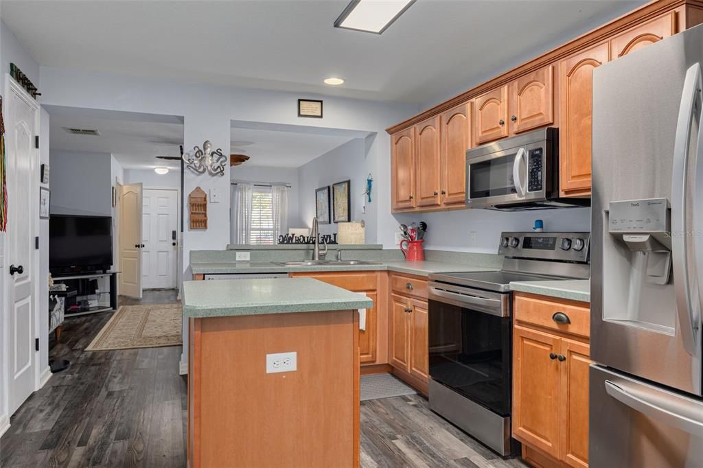 For Sale: $275,000 (2 beds, 2 baths, 1252 Square Feet)