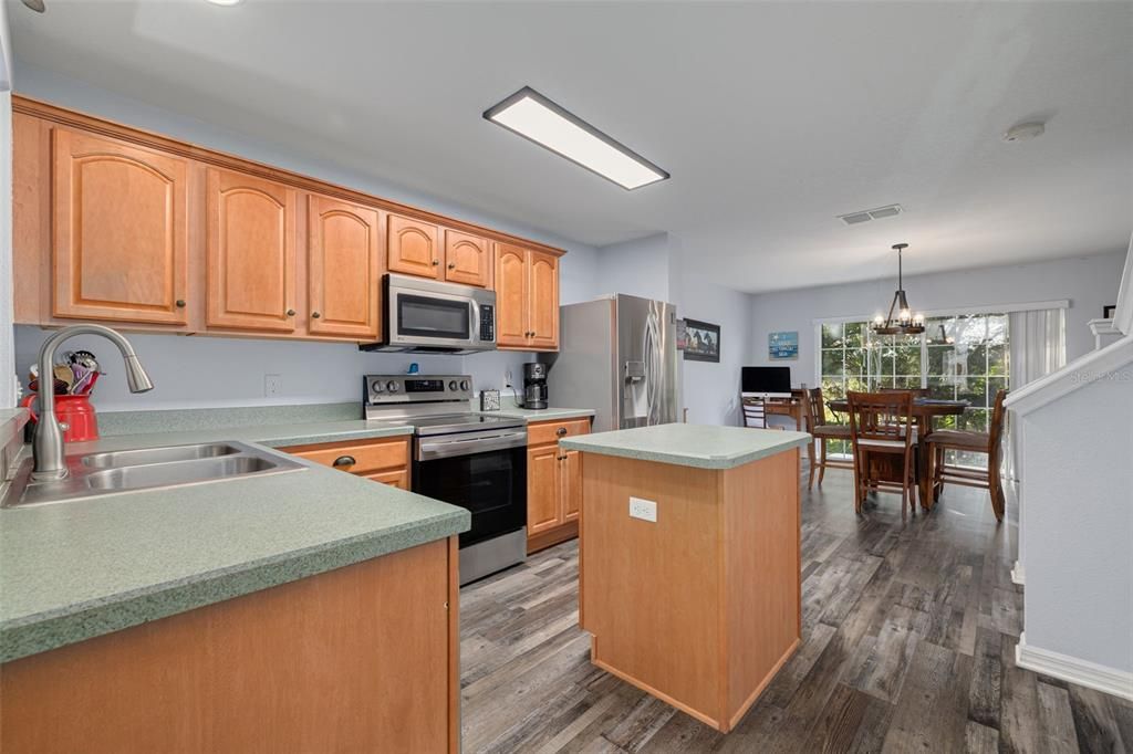 For Sale: $275,000 (2 beds, 2 baths, 1252 Square Feet)