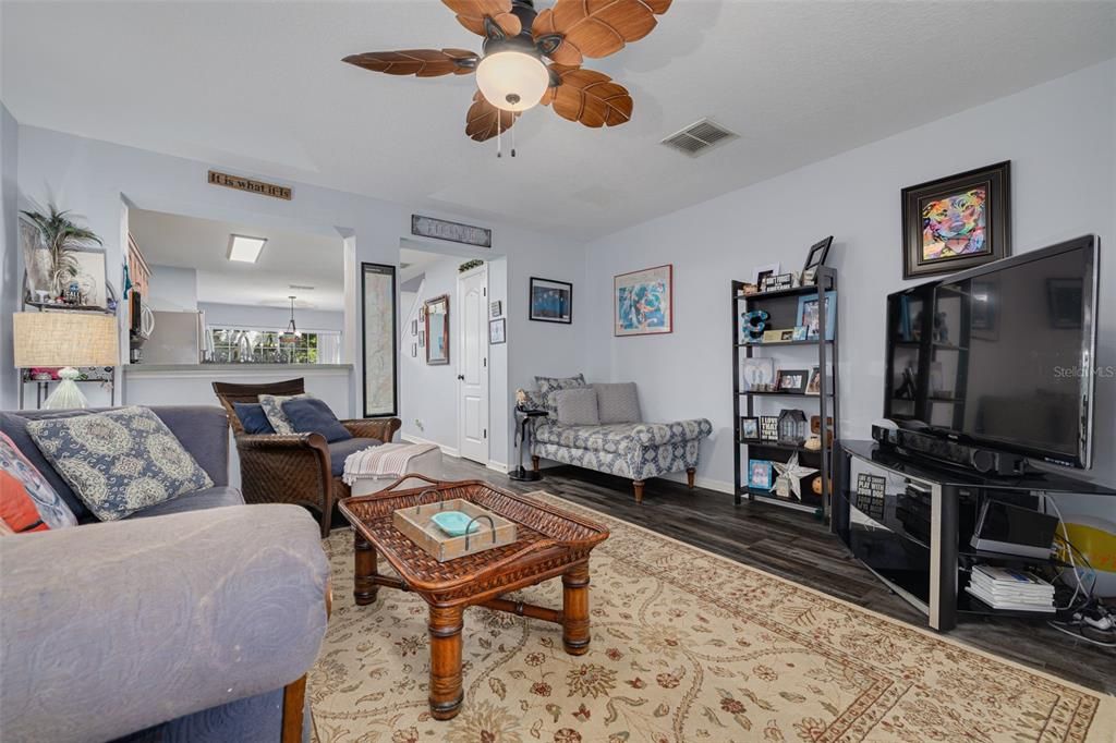 For Sale: $275,000 (2 beds, 2 baths, 1252 Square Feet)