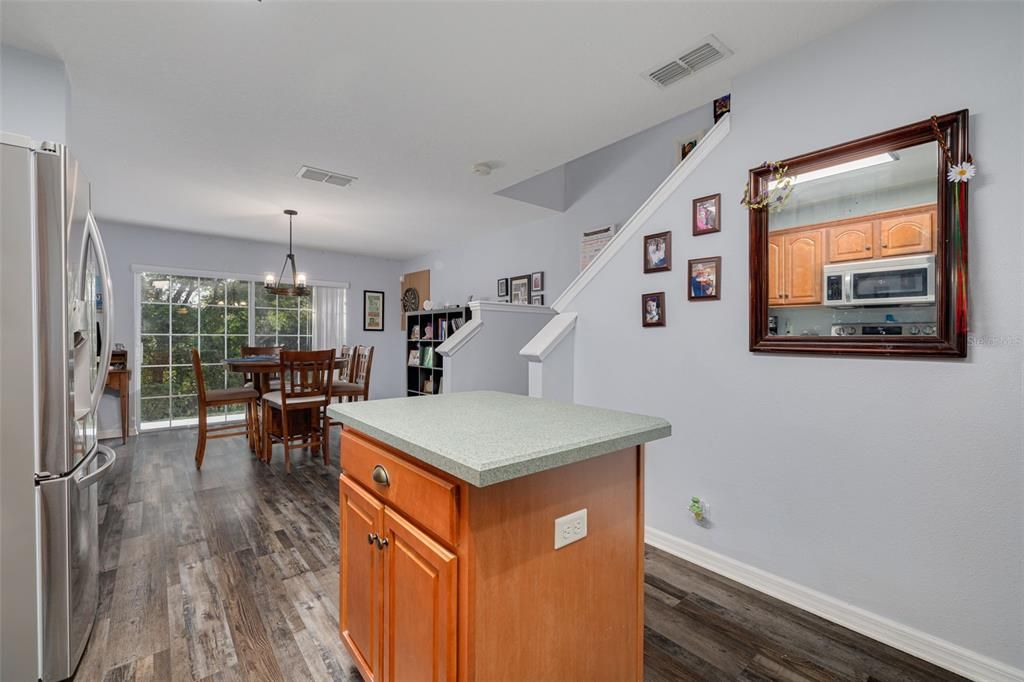 For Sale: $275,000 (2 beds, 2 baths, 1252 Square Feet)