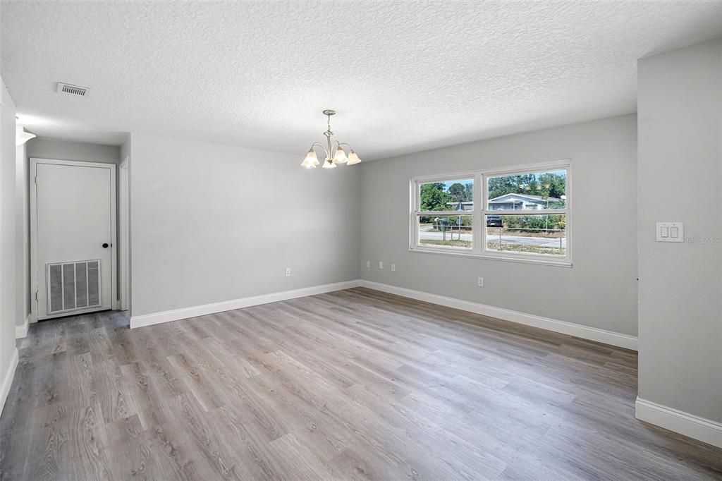 出租: $1,850 (4 贝兹, 2 浴室, 1295 平方英尺)