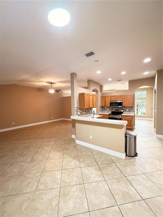 出租: $2,400 (4 贝兹, 3 浴室, 2423 平方英尺)