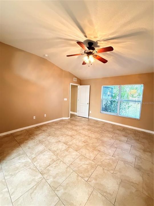 出租: $2,400 (4 贝兹, 3 浴室, 2423 平方英尺)