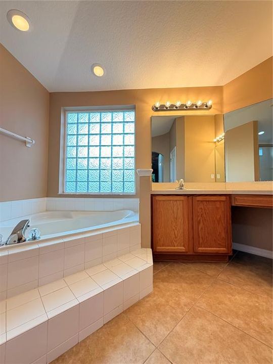 出租: $2,400 (4 贝兹, 3 浴室, 2423 平方英尺)