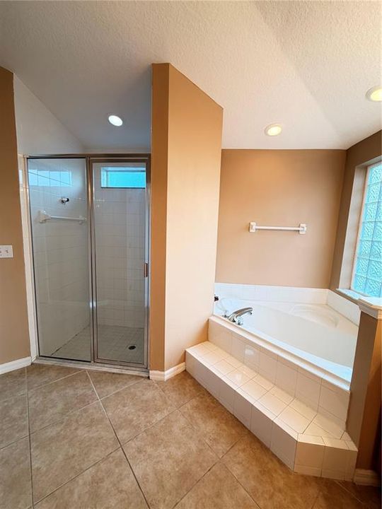 出租: $2,400 (4 贝兹, 3 浴室, 2423 平方英尺)