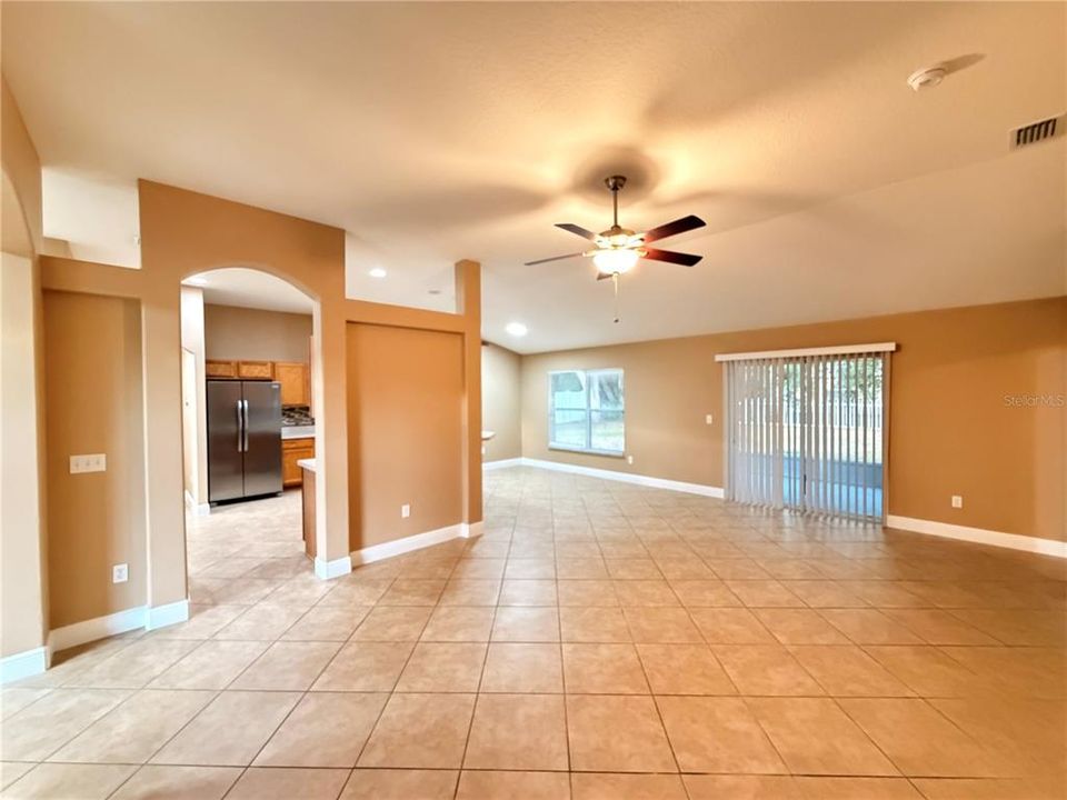 出租: $2,400 (4 贝兹, 3 浴室, 2423 平方英尺)