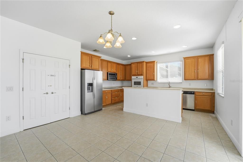 For Rent: $2,650 (3 beds, 2 baths, 1923 Square Feet)