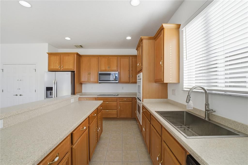 For Rent: $2,650 (3 beds, 2 baths, 1923 Square Feet)