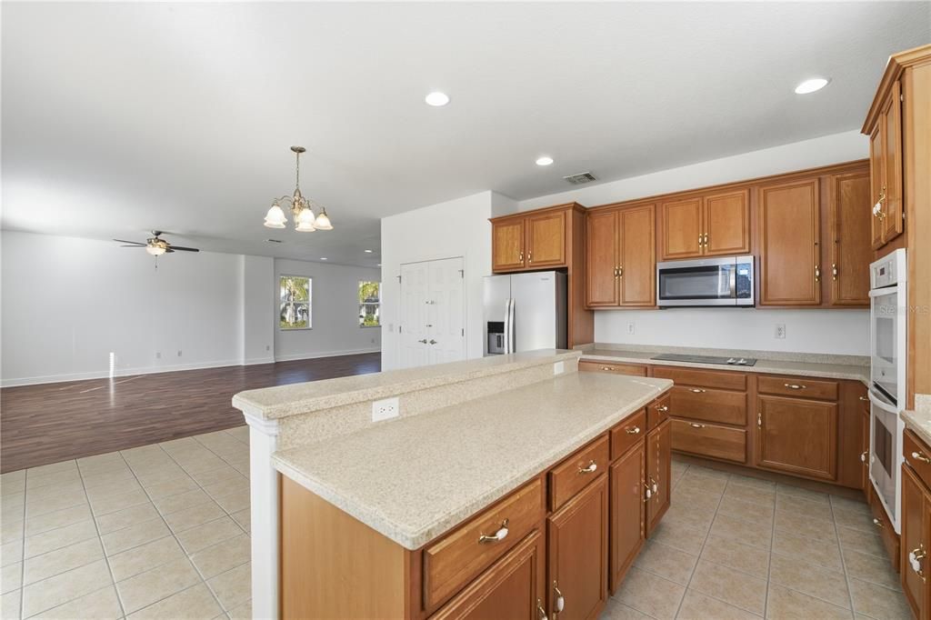 For Rent: $2,650 (3 beds, 2 baths, 1923 Square Feet)