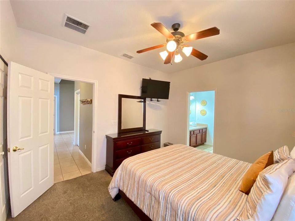 For Sale: $550,000 (7 beds, 6 baths, 2904 Square Feet)