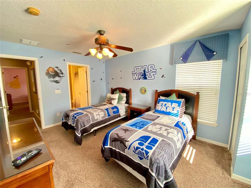 For Sale: $550,000 (7 beds, 6 baths, 2904 Square Feet)