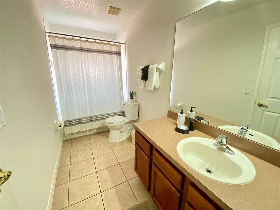 For Sale: $550,000 (7 beds, 6 baths, 2904 Square Feet)