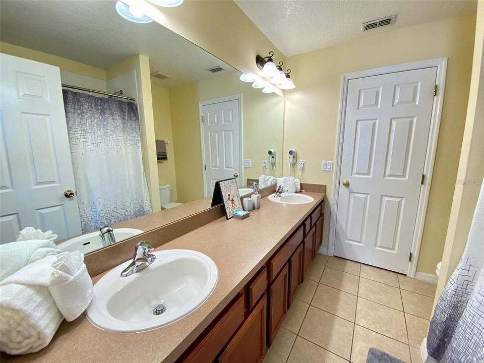 For Sale: $550,000 (7 beds, 6 baths, 2904 Square Feet)