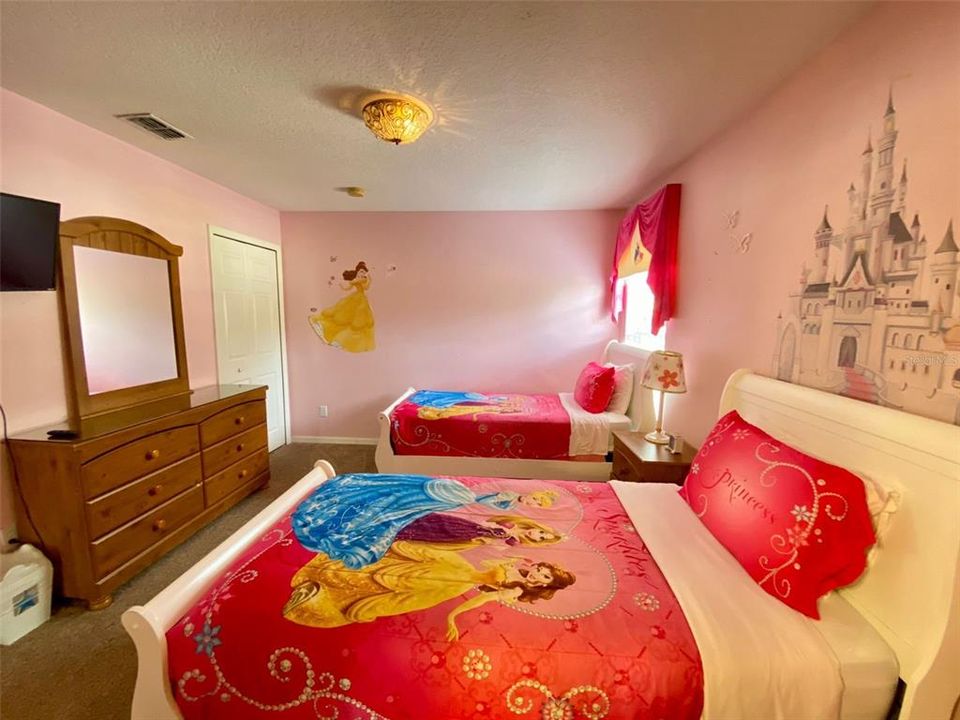 For Sale: $550,000 (7 beds, 6 baths, 2904 Square Feet)