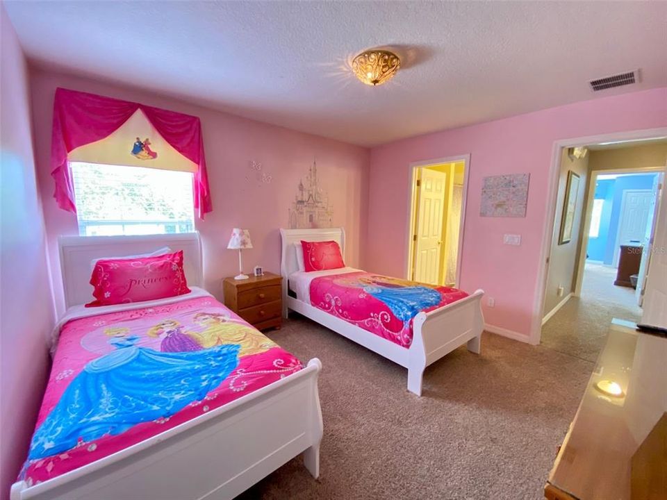 For Sale: $550,000 (7 beds, 6 baths, 2904 Square Feet)