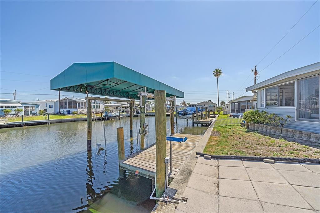 Active With Contract: $225,000 (2 beds, 2 baths, 813 Square Feet)