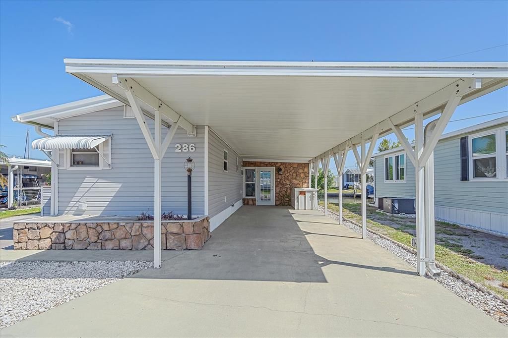 Active With Contract: $225,000 (2 beds, 2 baths, 813 Square Feet)