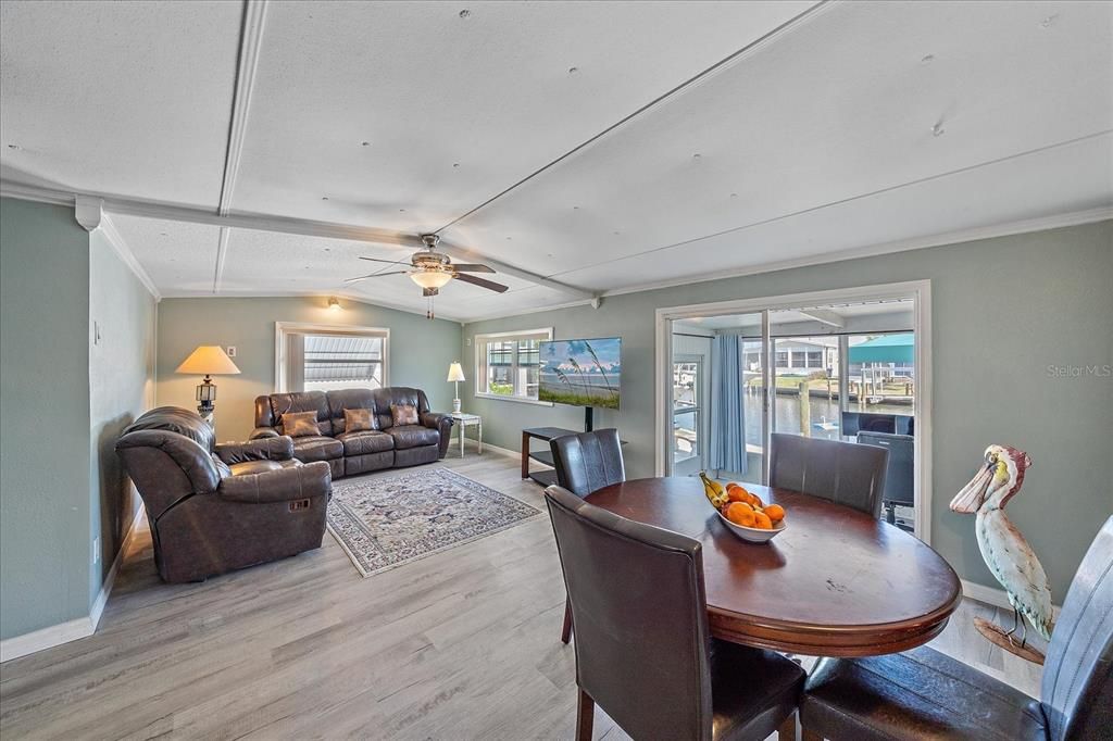 Active With Contract: $225,000 (2 beds, 2 baths, 813 Square Feet)