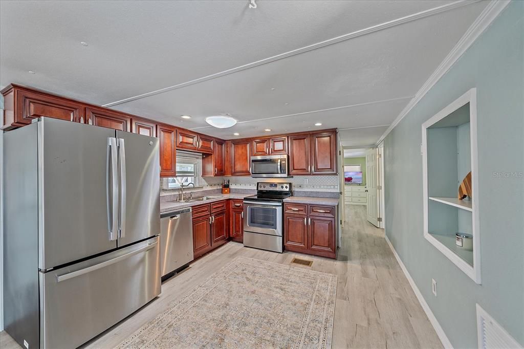 Active With Contract: $225,000 (2 beds, 2 baths, 813 Square Feet)