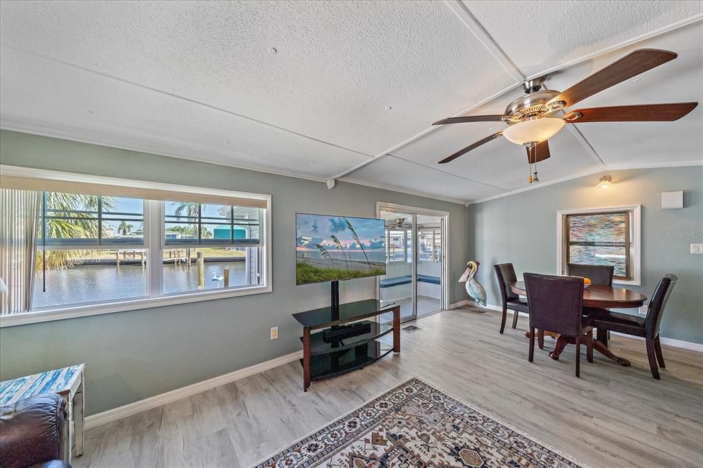 Active With Contract: $225,000 (2 beds, 2 baths, 813 Square Feet)