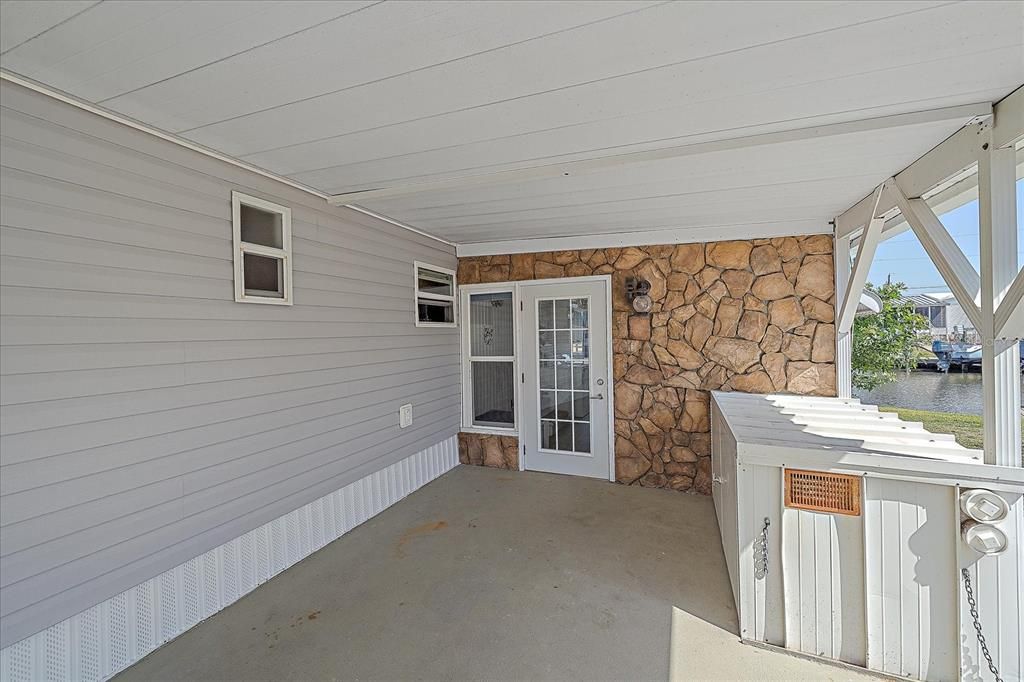 Active With Contract: $225,000 (2 beds, 2 baths, 813 Square Feet)