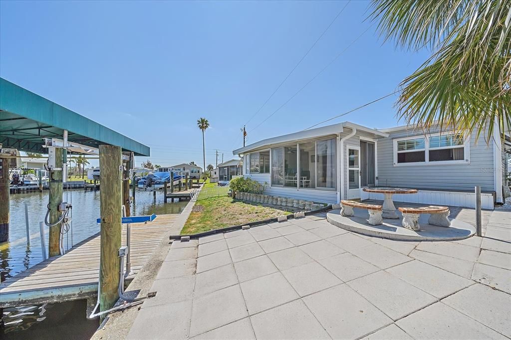 Active With Contract: $225,000 (2 beds, 2 baths, 813 Square Feet)