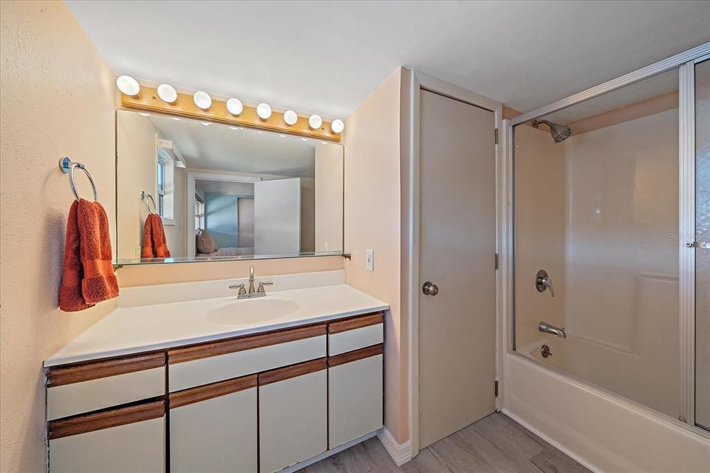 Active With Contract: $225,000 (2 beds, 2 baths, 813 Square Feet)