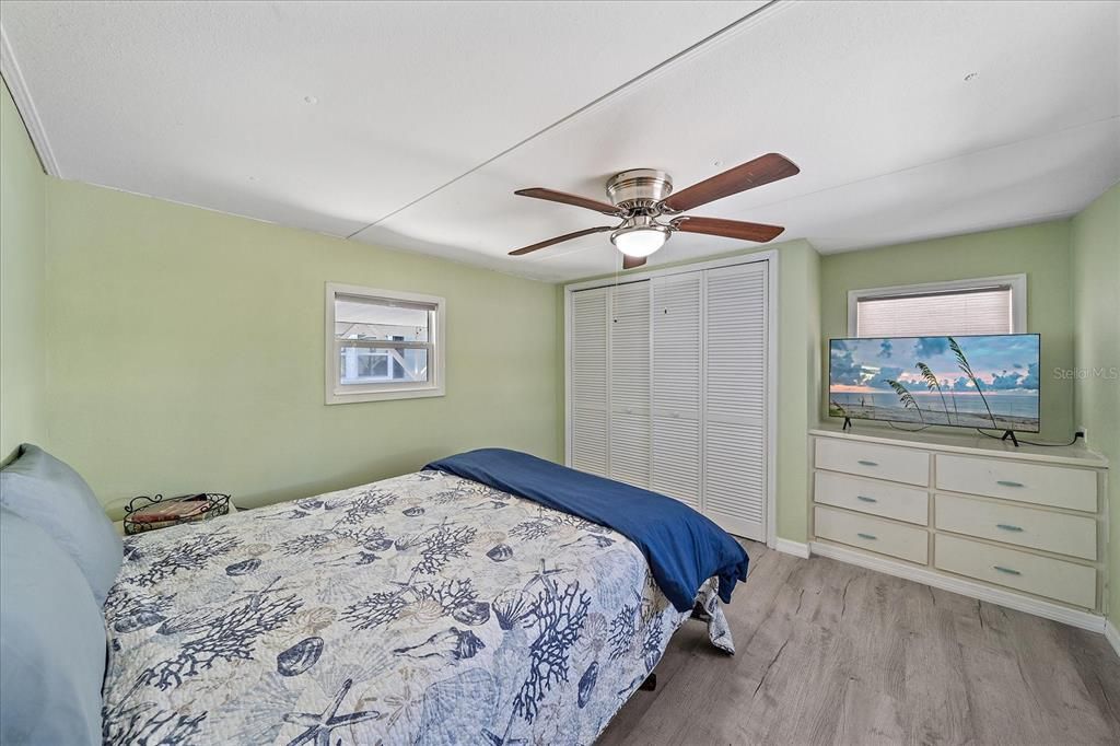 Active With Contract: $225,000 (2 beds, 2 baths, 813 Square Feet)