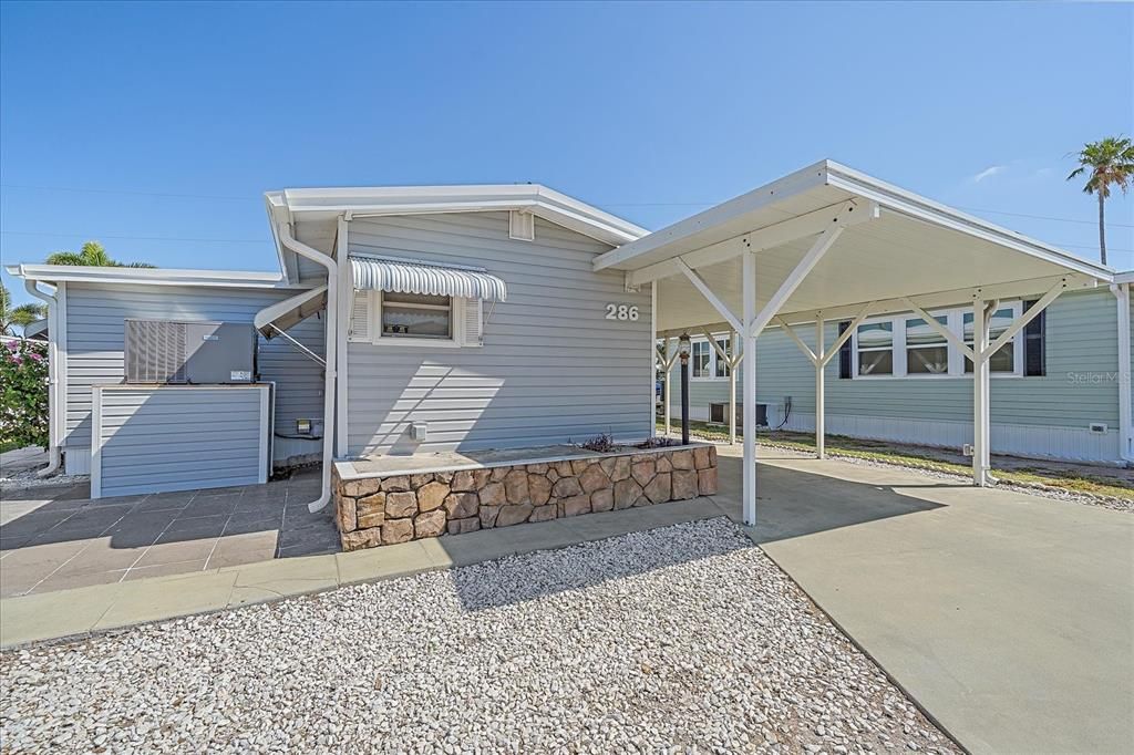 Active With Contract: $225,000 (2 beds, 2 baths, 813 Square Feet)