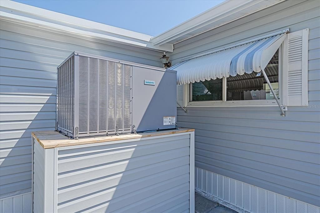 Active With Contract: $225,000 (2 beds, 2 baths, 813 Square Feet)