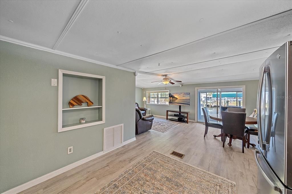 Active With Contract: $225,000 (2 beds, 2 baths, 813 Square Feet)