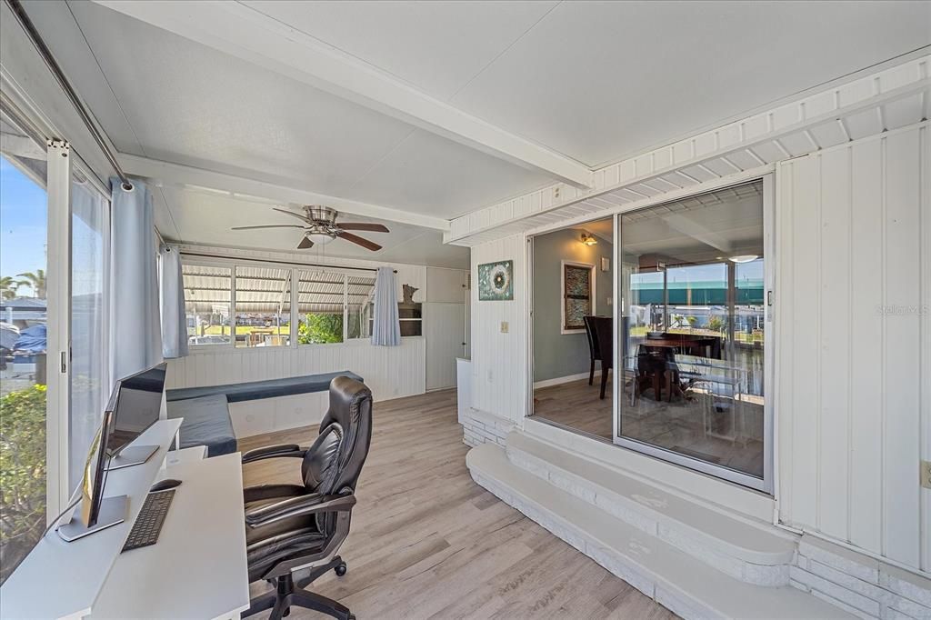 Active With Contract: $225,000 (2 beds, 2 baths, 813 Square Feet)