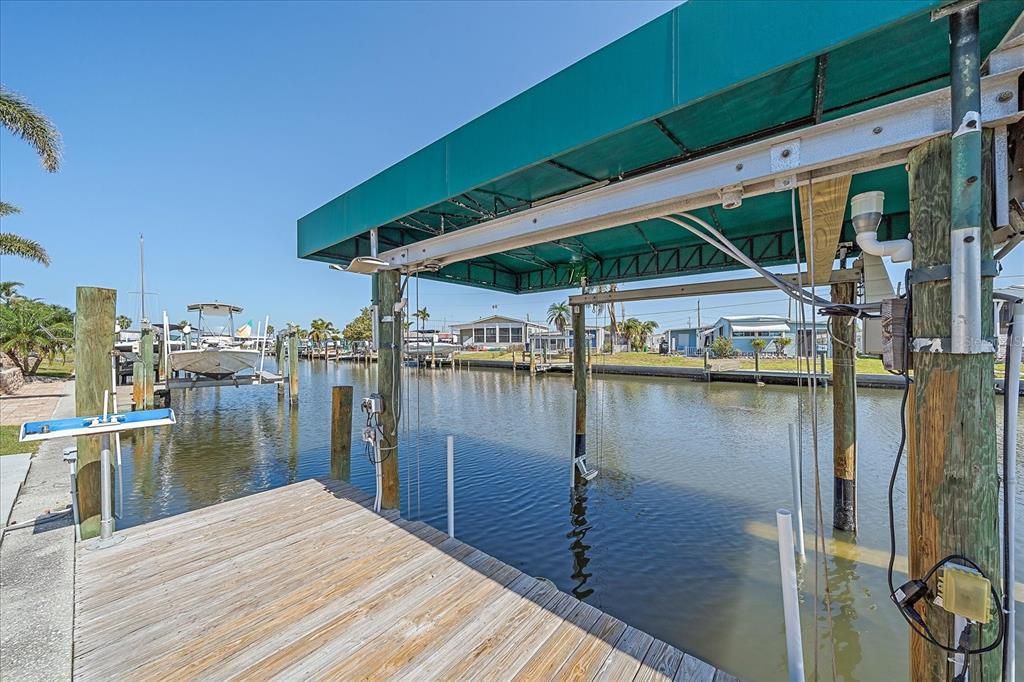 Active With Contract: $225,000 (2 beds, 2 baths, 813 Square Feet)