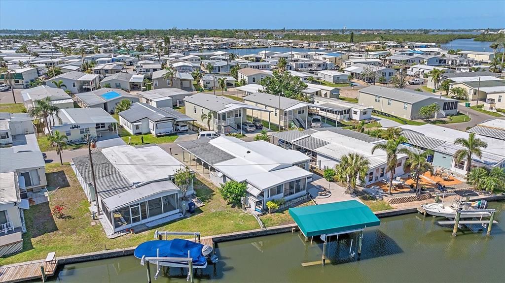 Active With Contract: $225,000 (2 beds, 2 baths, 813 Square Feet)