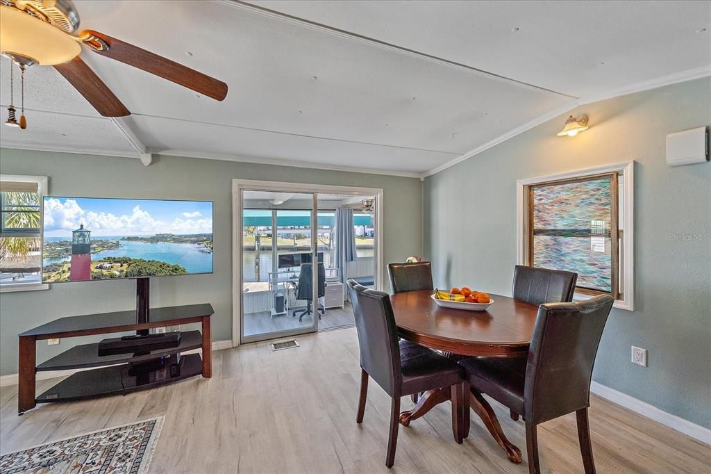 Active With Contract: $225,000 (2 beds, 2 baths, 813 Square Feet)