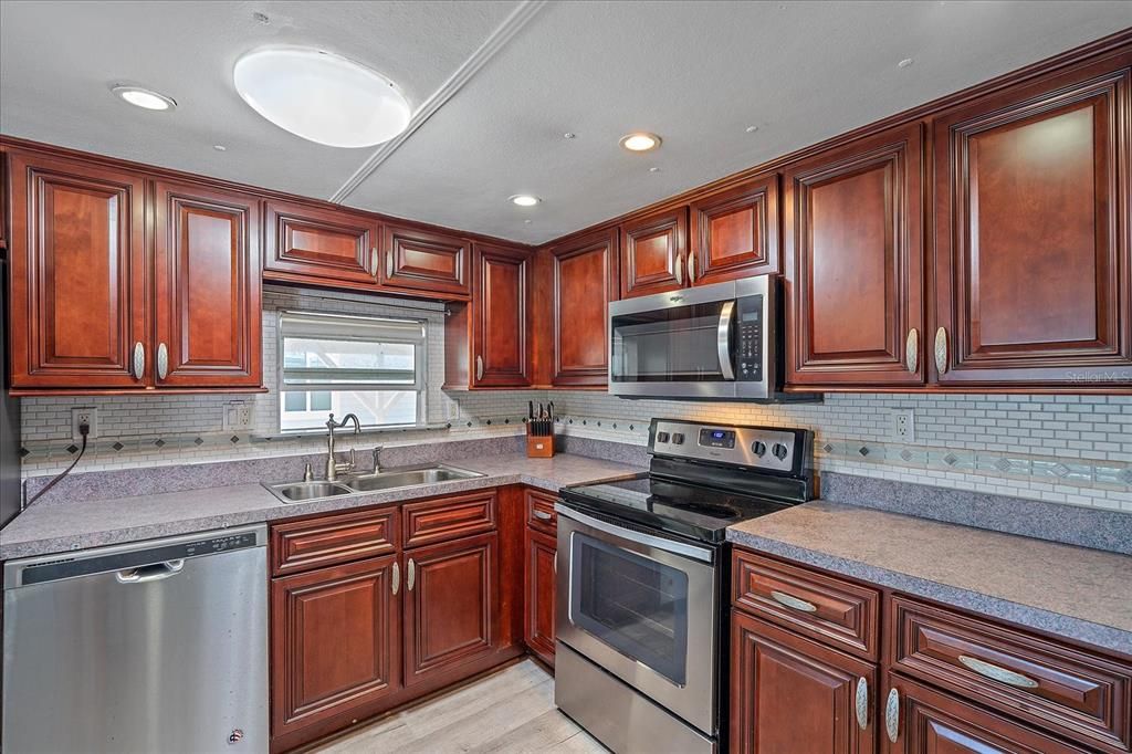 Active With Contract: $225,000 (2 beds, 2 baths, 813 Square Feet)