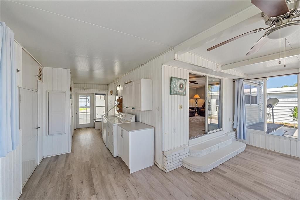 Active With Contract: $225,000 (2 beds, 2 baths, 813 Square Feet)