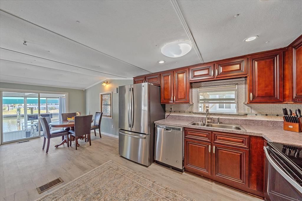 Active With Contract: $225,000 (2 beds, 2 baths, 813 Square Feet)