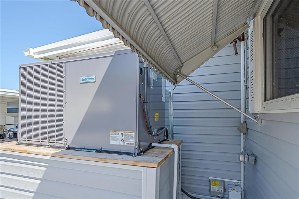 Active With Contract: $225,000 (2 beds, 2 baths, 813 Square Feet)