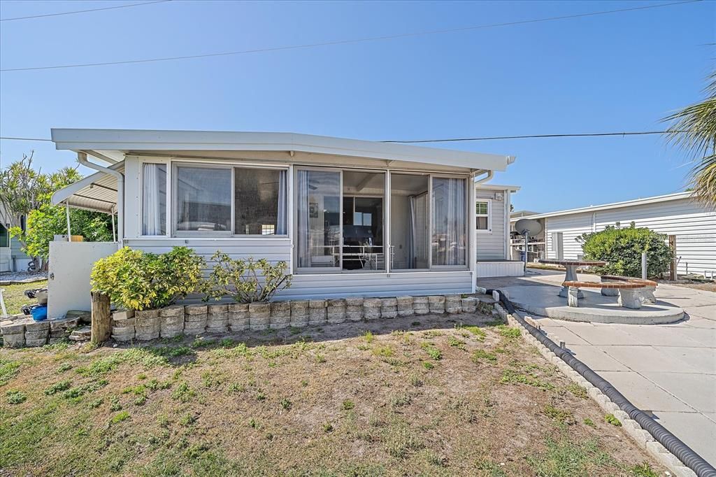 Active With Contract: $225,000 (2 beds, 2 baths, 813 Square Feet)