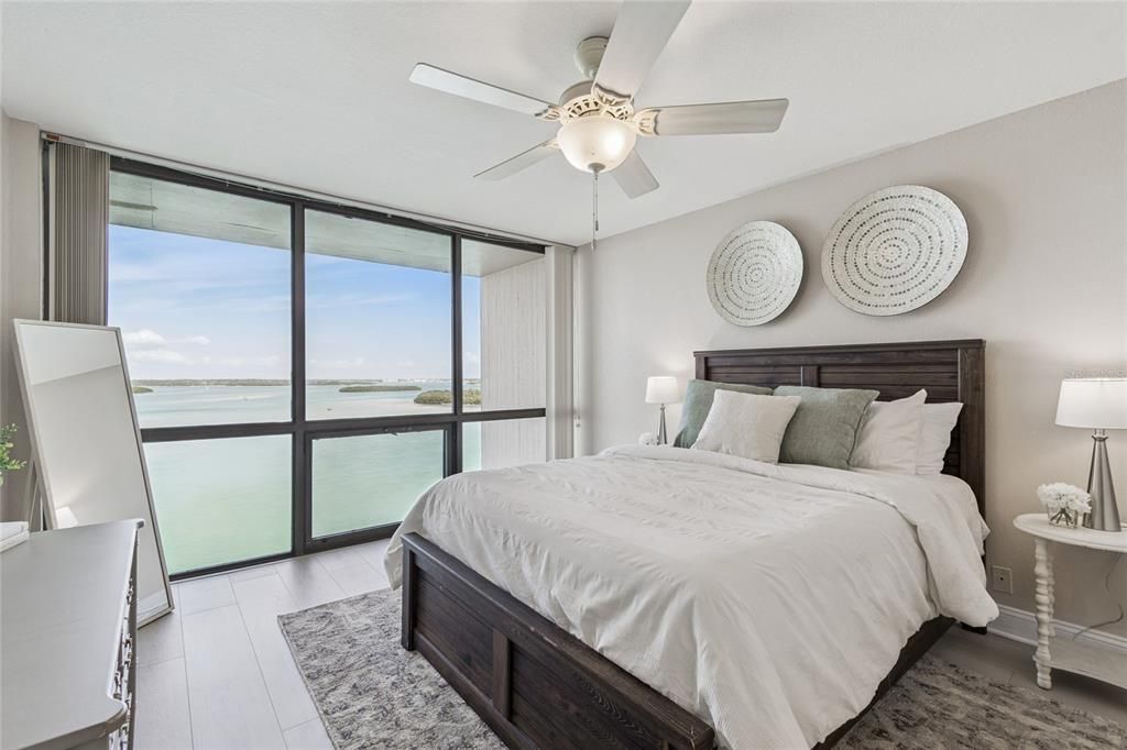 合同活跃: $339,000 (1 贝兹, 1 浴室, 915 平方英尺)