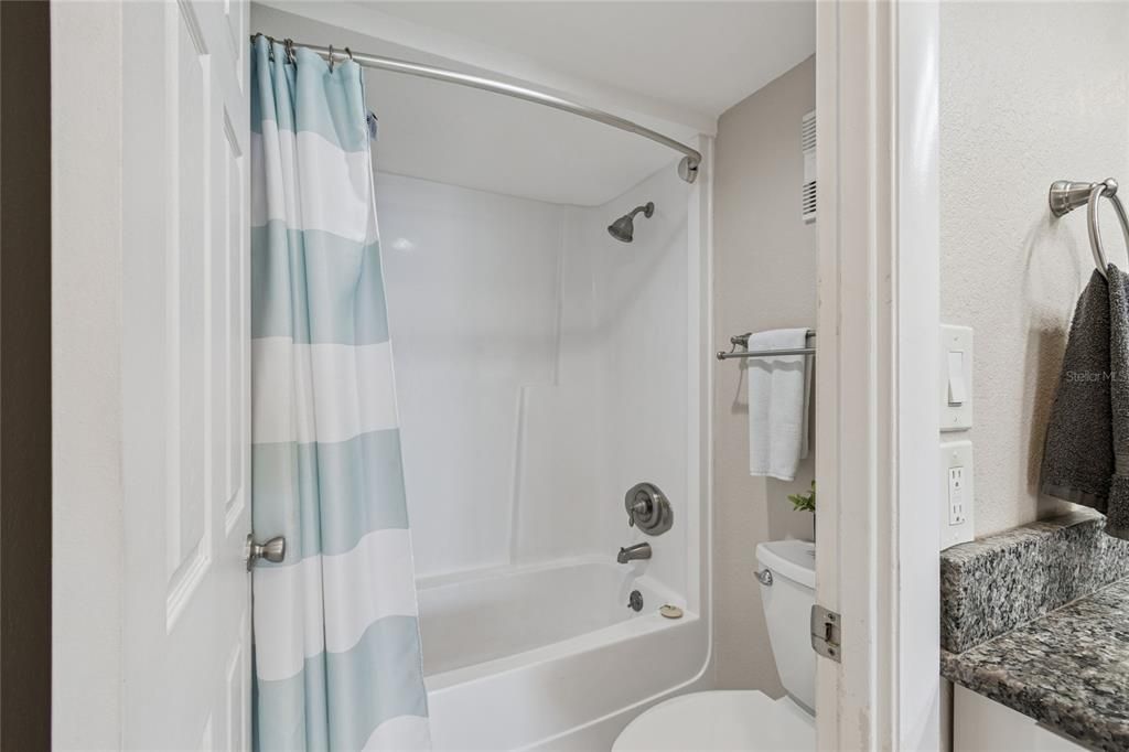 合同活跃: $339,000 (1 贝兹, 1 浴室, 915 平方英尺)