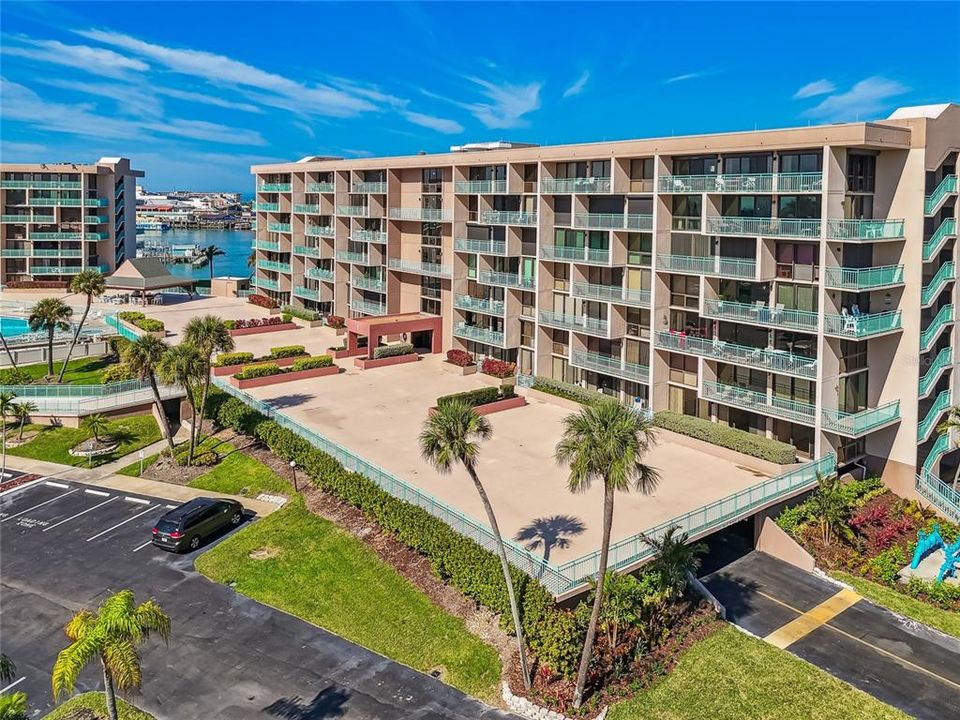 合同活跃: $339,000 (1 贝兹, 1 浴室, 915 平方英尺)