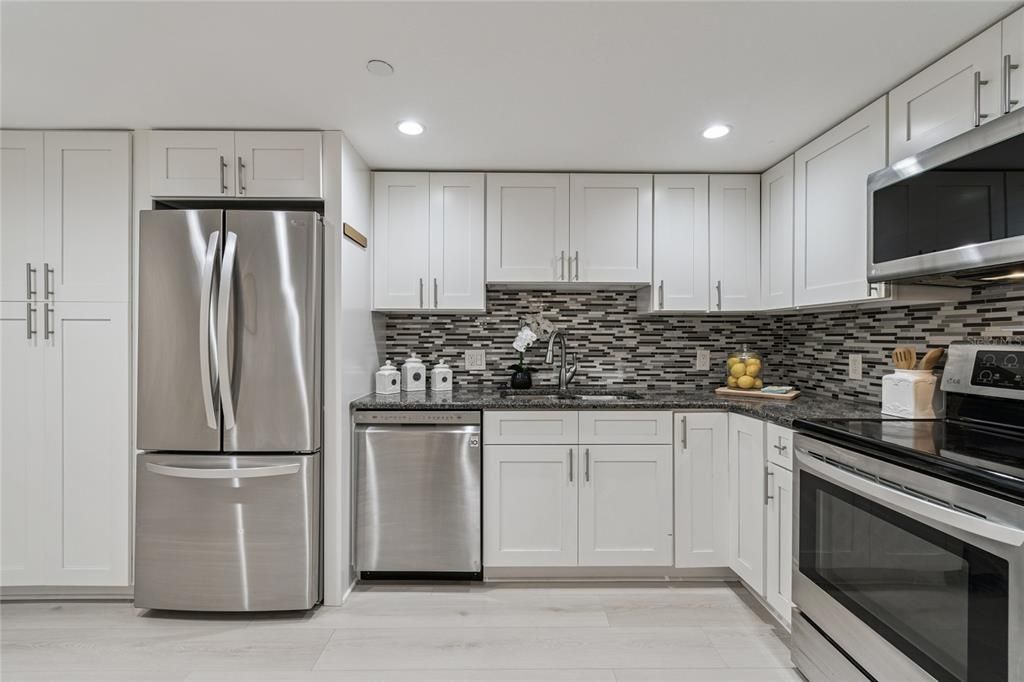 合同活跃: $339,000 (1 贝兹, 1 浴室, 915 平方英尺)