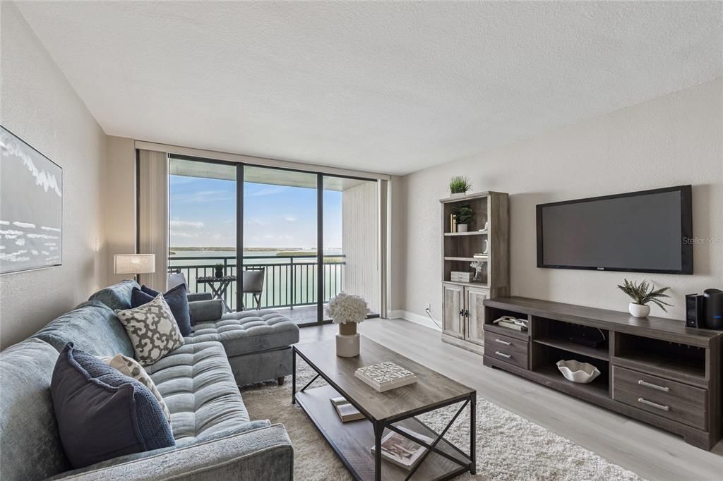 合同活跃: $339,000 (1 贝兹, 1 浴室, 915 平方英尺)