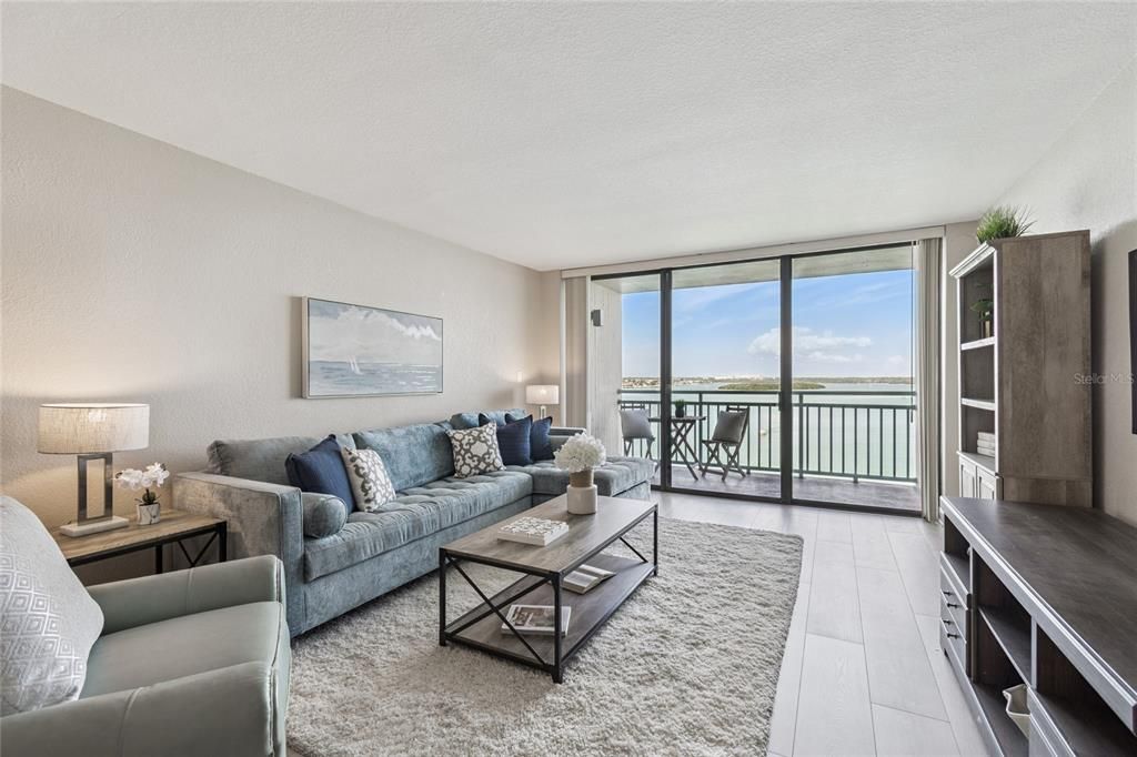 合同活跃: $339,000 (1 贝兹, 1 浴室, 915 平方英尺)