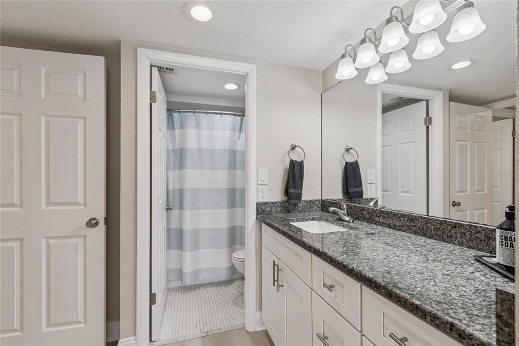 合同活跃: $339,000 (1 贝兹, 1 浴室, 915 平方英尺)